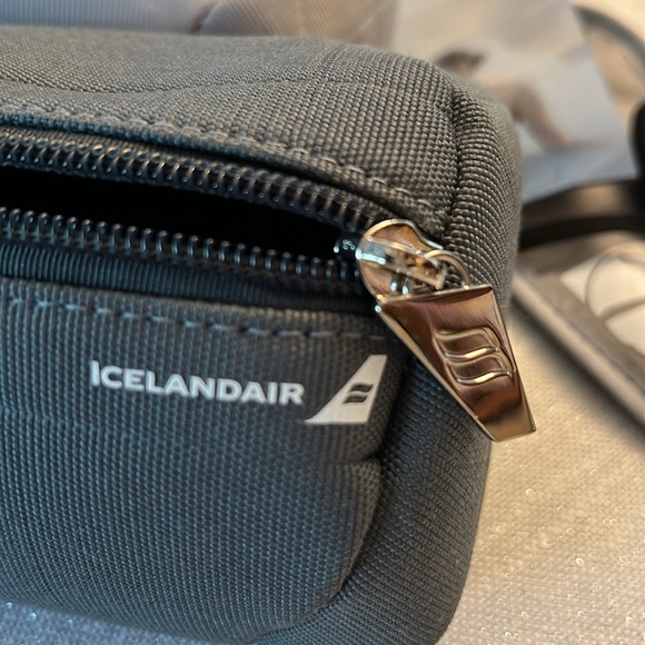 Iceland Air Toiletry Dopp Bag withh ear plugs and sleeping mask. Both bags incl - Picture 2 of 8
